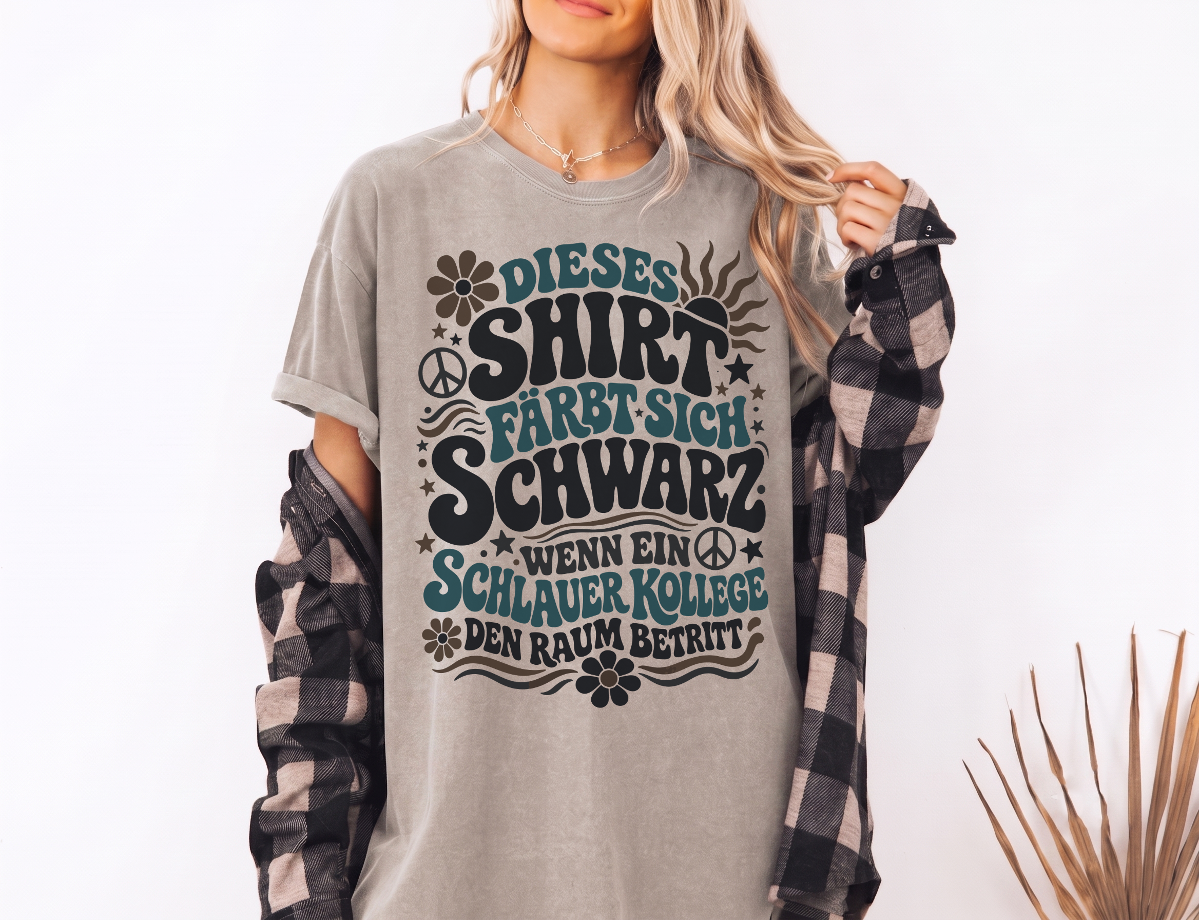 "Dieses Shirt färbt sich schwarz..." Oversized Damen T-Shirt – Retro 70s Büro Funshirt mit Spruch für Kolleginnen & Job – Washed Grau / Stone