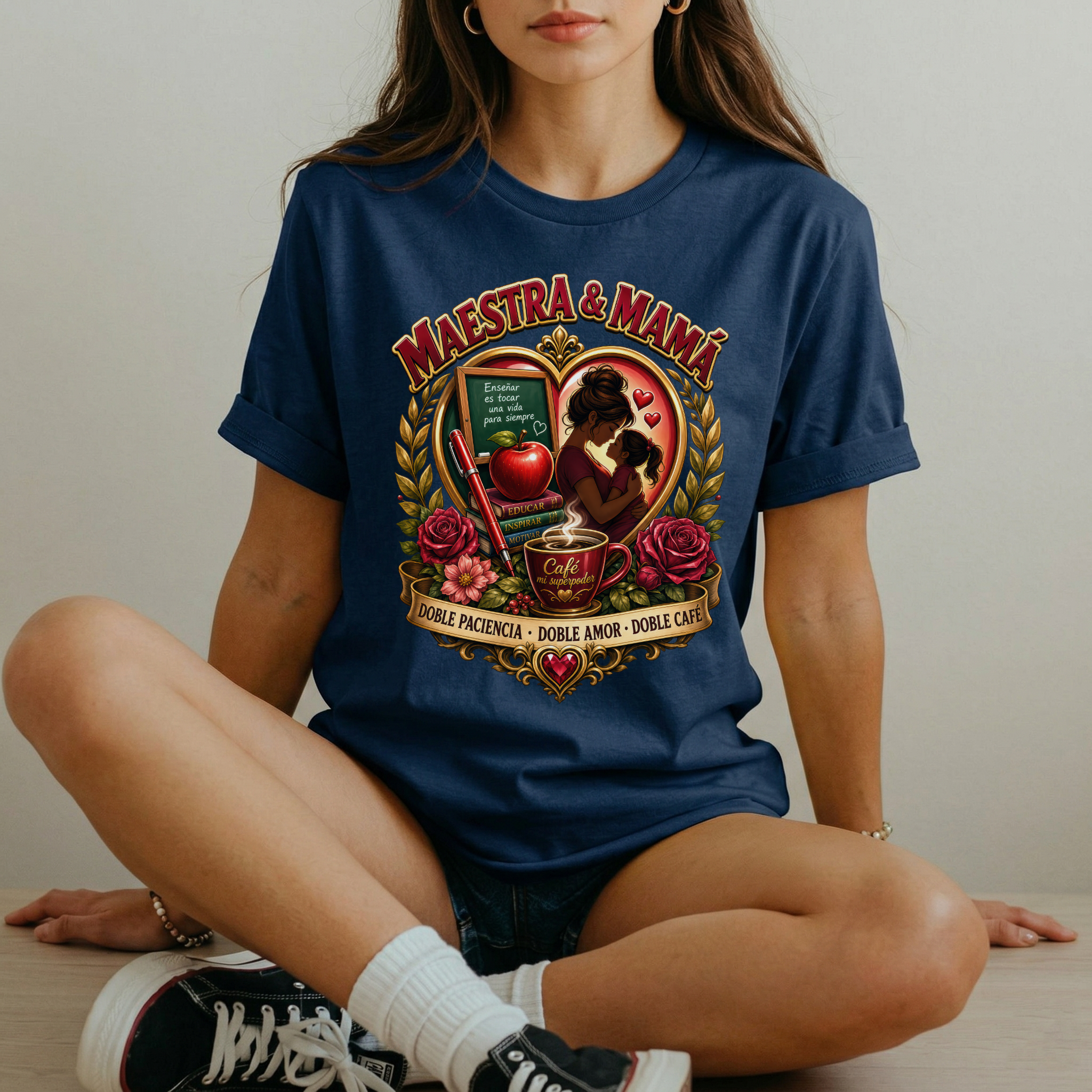 "Maestra & Mamá" Damen T-Shirt – Spanisches Geschenk für Lehrerin & Mama – "Doble Paciencia, Doble Amor, Doble Café" Oberteil – Weiß