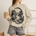 "Sound of Nature" Damen Sweatshirt – Ästhetischer Kopfhörer Pullover mit Wald & Wasserfall Motiv – Musikliebhaber Indie Geschenk Sand / Beige