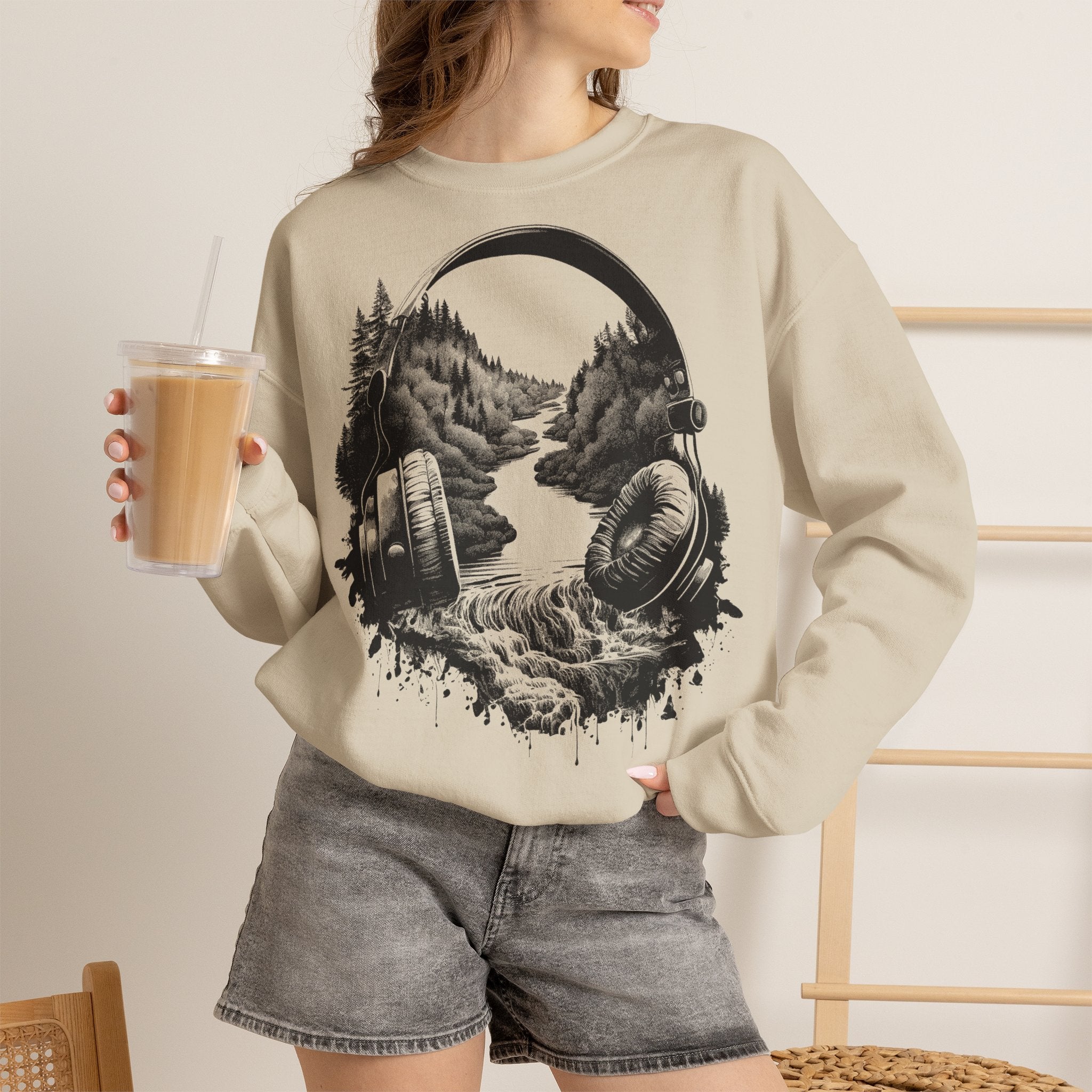 "Sound of Nature" Damen Sweatshirt – Ästhetischer Kopfhörer Pullover mit Wald & Wasserfall Motiv – Musikliebhaber Indie Geschenk Sand / Beige