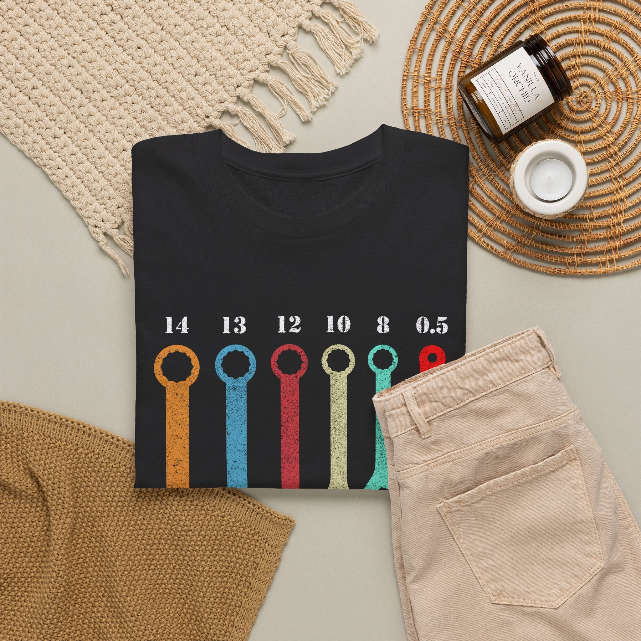 "Herramientas y Fin de Jornada" Divertida camiseta de artesano con llave inglesa y abridor de botellas – Regalo ingenioso para mecánicos, manitas y hombres – Negro