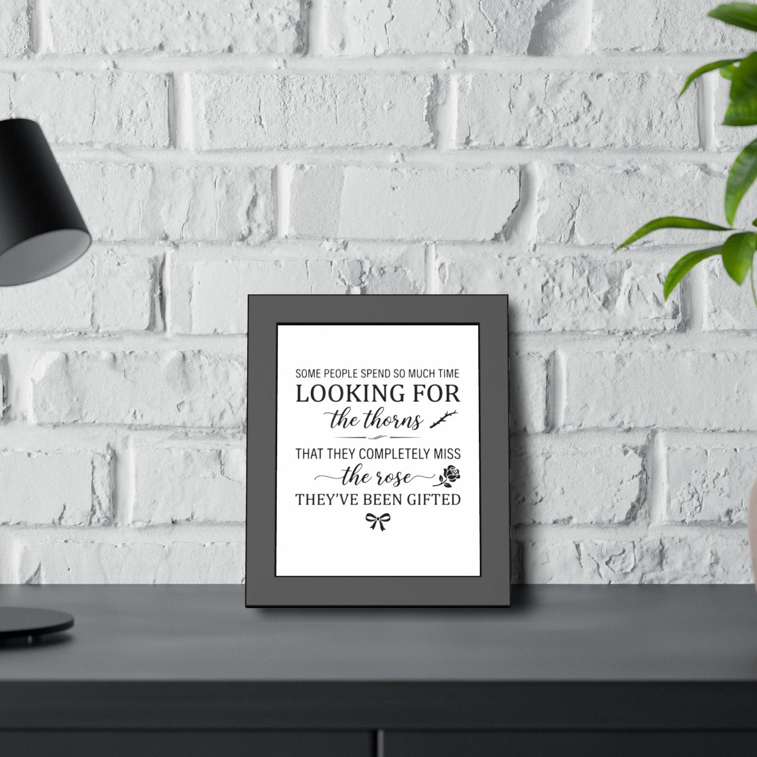 Bild mit Spruch "The Rose" fertig gerahmt | Minimalistischer Kunstdruck Schwarz Weiß | Wanddekoration Wohnzimmer & Büro