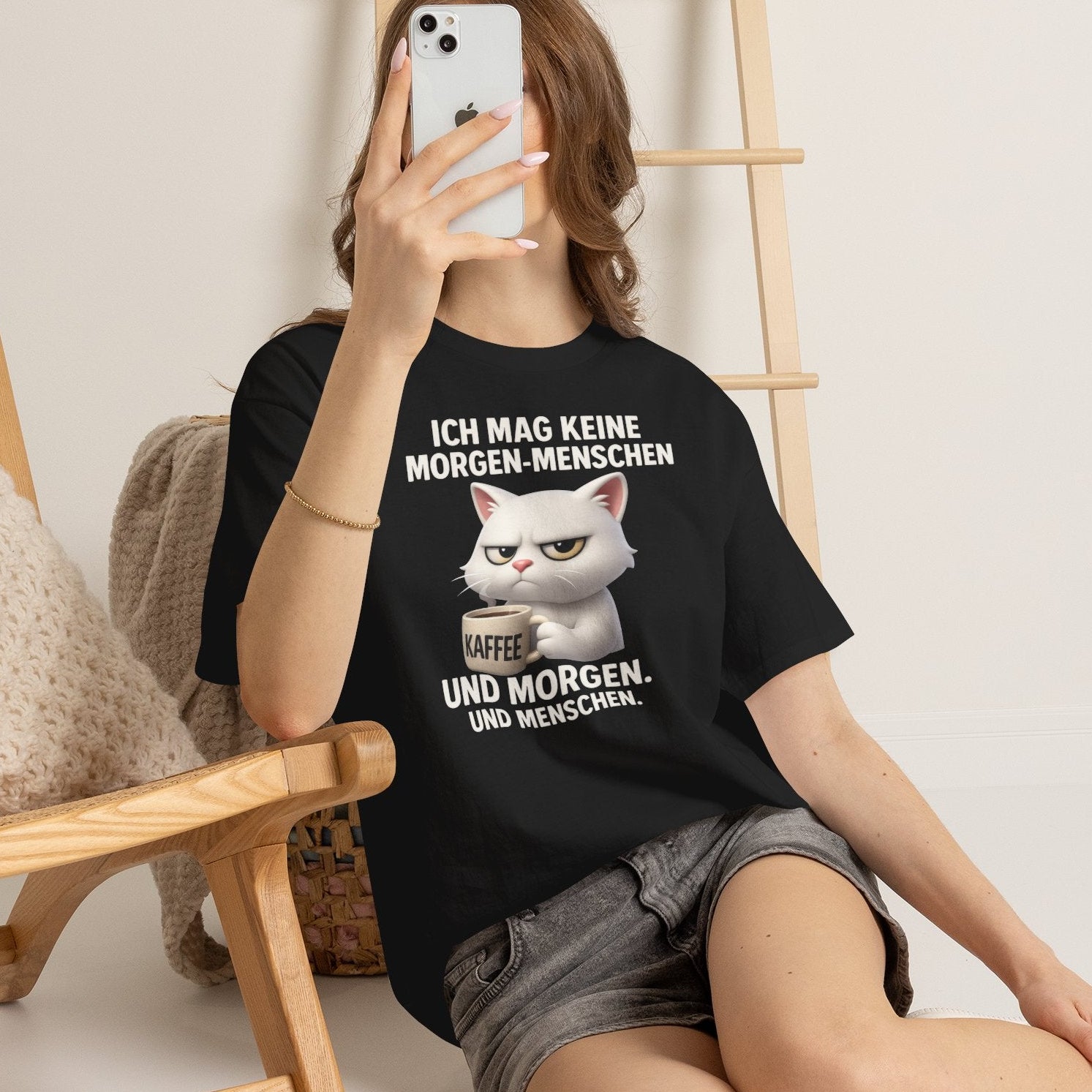 "Ich mag keine Morgenmenschen" Lustiges T-Shirt mit Katze & Kaffee – Witziges Büro Funshirt für Morgenmuffel & Introvertierte