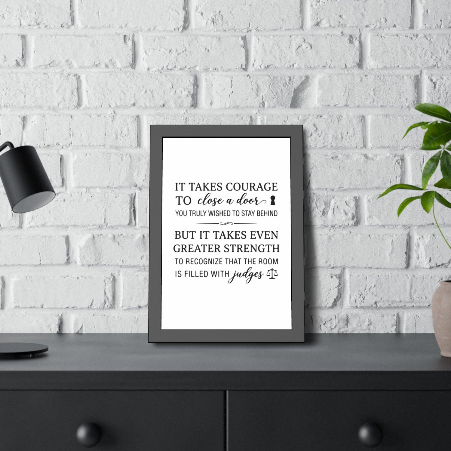 Póster de tipografía prémium «Courage & Strength» en un sencillo marco de madera negra