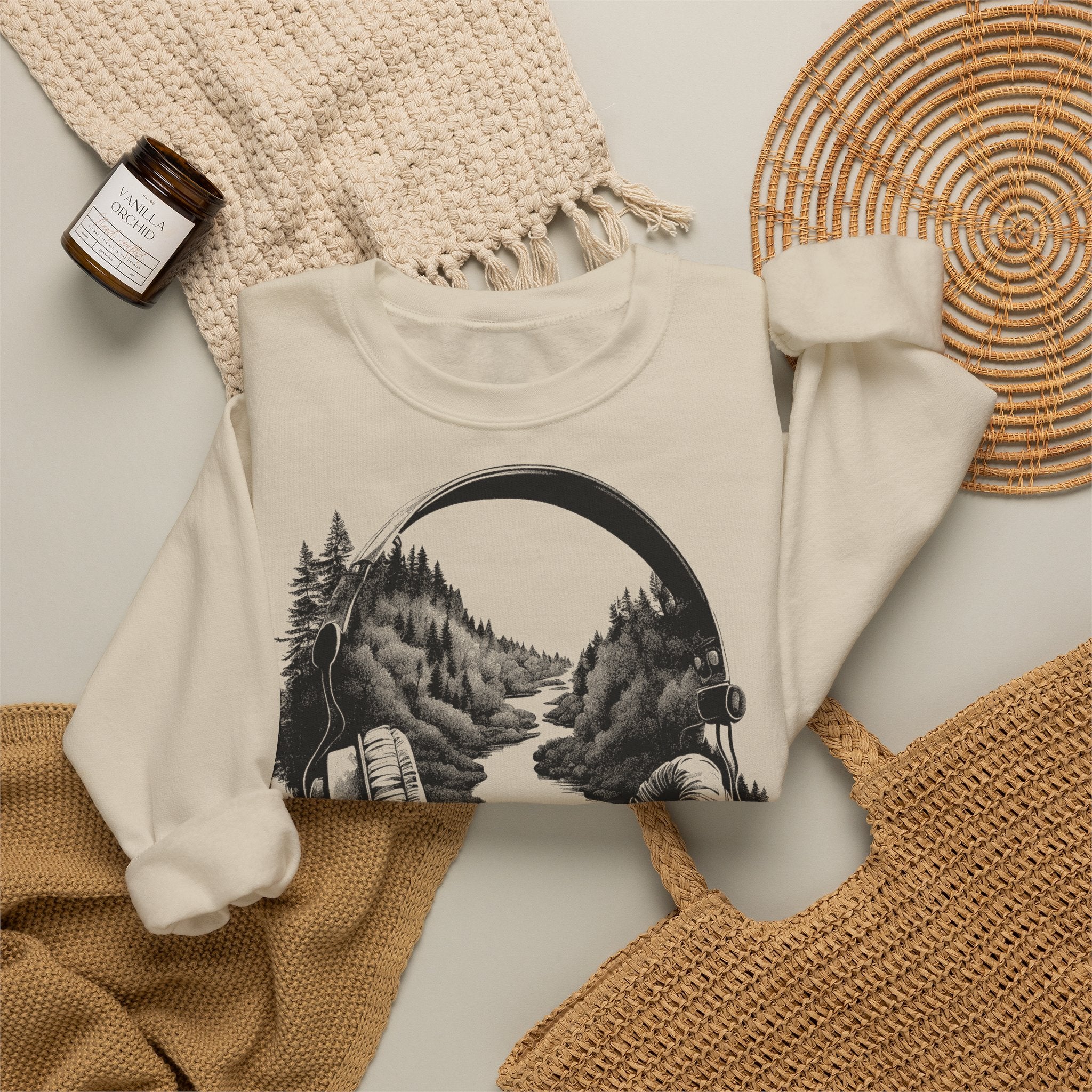 "Sound of Nature" Damen Sweatshirt – Ästhetischer Kopfhörer Pullover mit Wald & Wasserfall Motiv – Musikliebhaber Indie Geschenk Sand / Beige