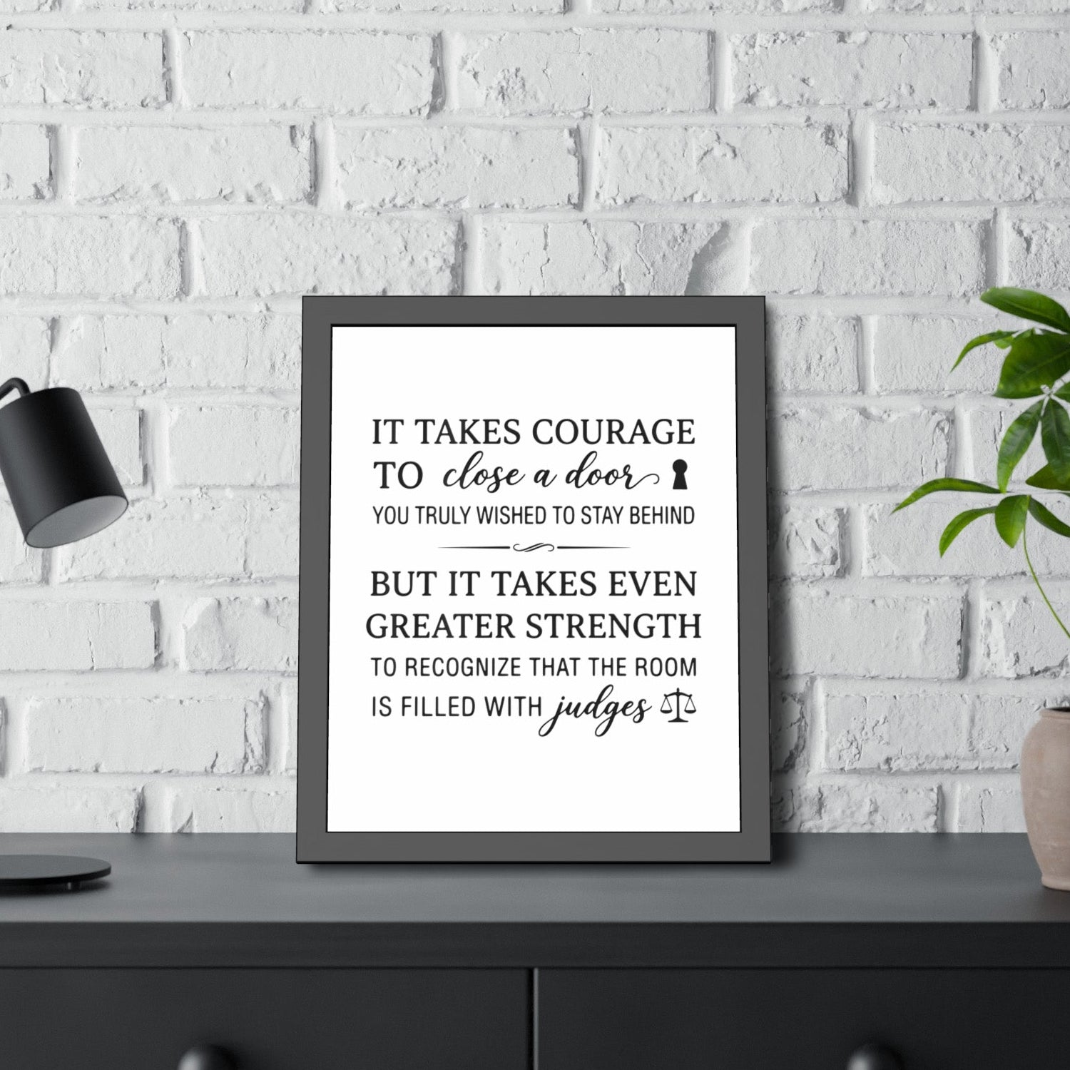 Póster de tipografía prémium «Courage & Strength» en un sencillo marco de madera negra