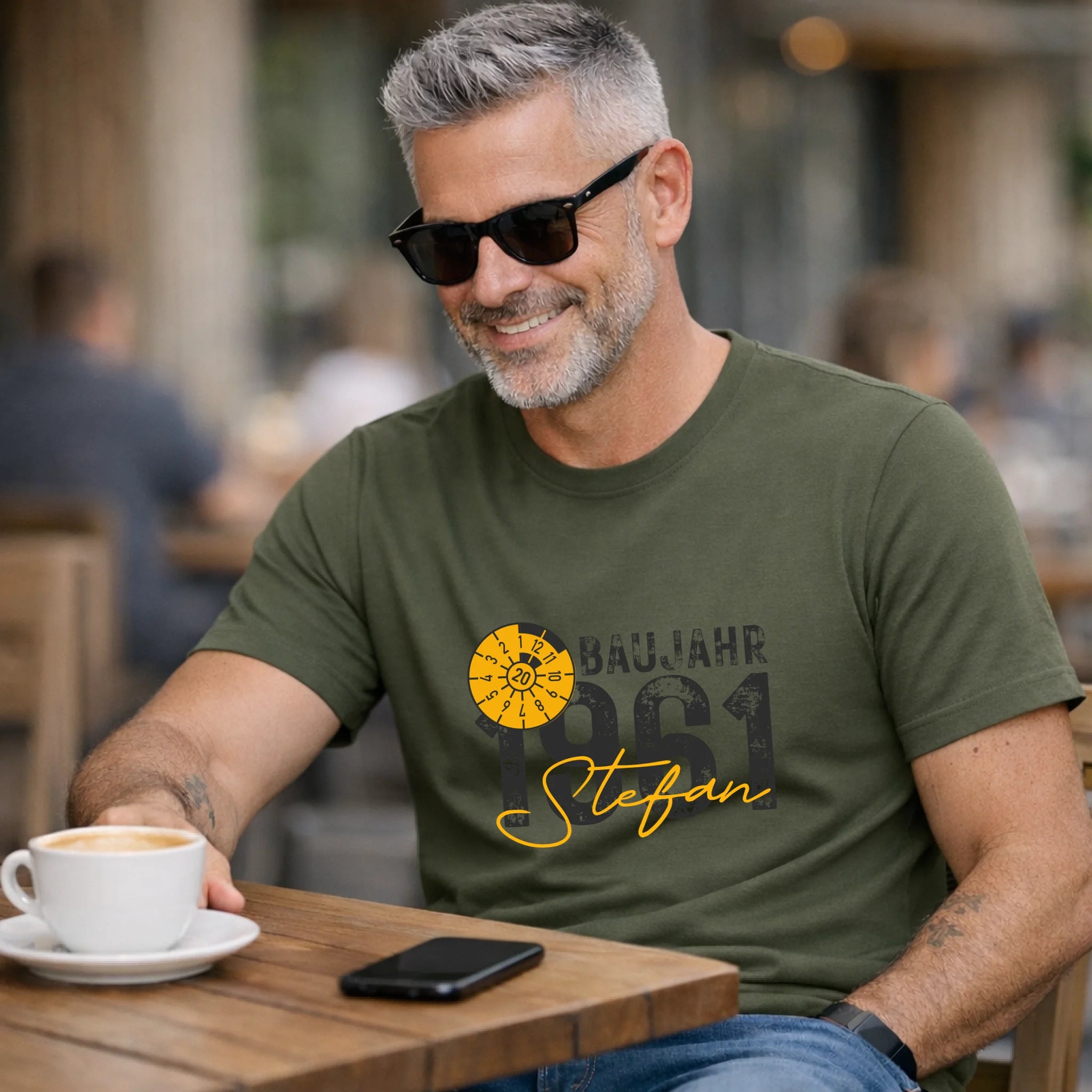 18. Geburtstag Geschenk Mann – Baujahr 2008 personalisiert mit Name, Mechaniker TÜV Plakette, T-Shirt Hoodie Sweatshirt - pure|custom.