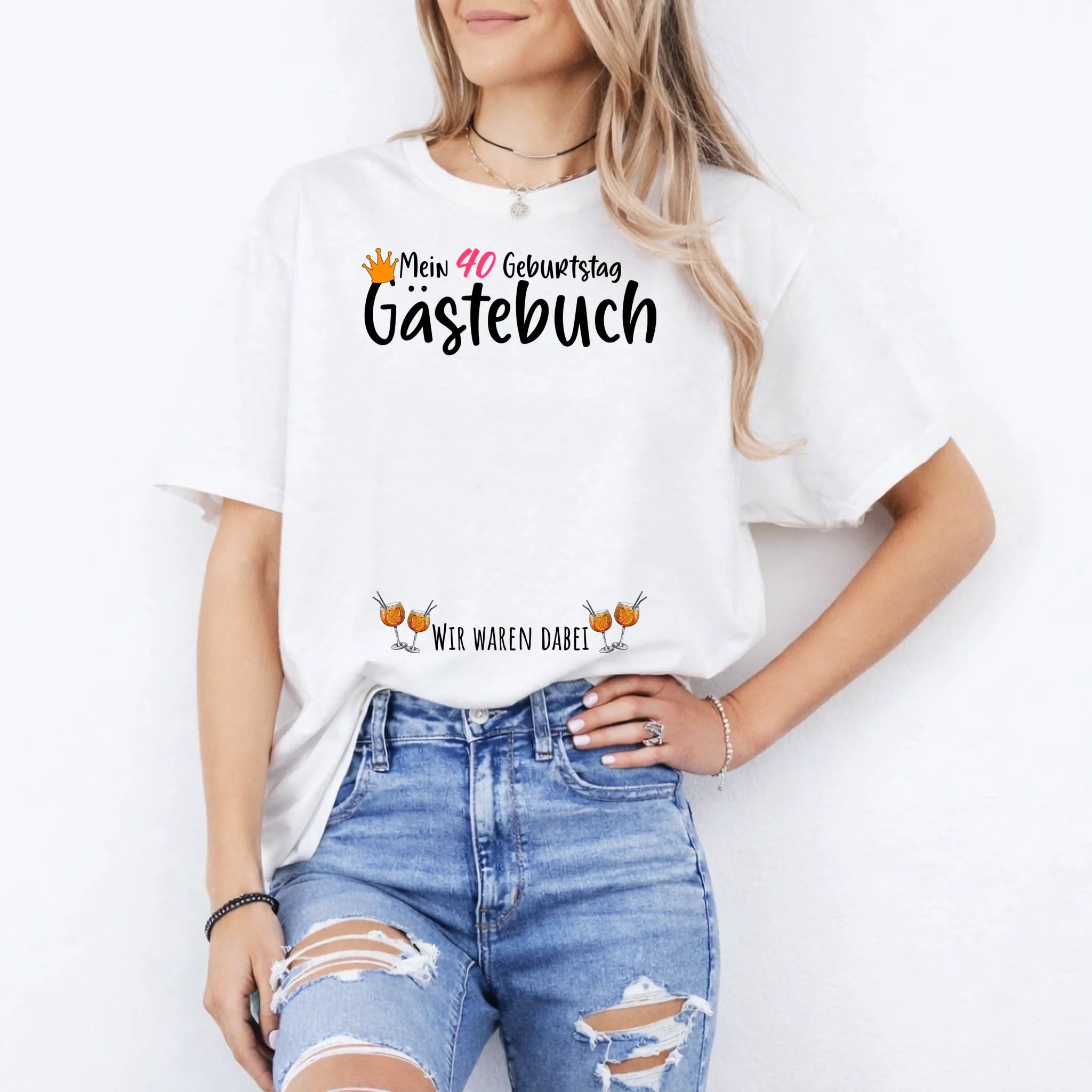 Geburtstag Gästebuch Shirt personalisierbar – „Wir waren dabei“ – Mitmach - Geschenk für Frauen – 40. Geburtstag Outfit – Weißes T-Shirt Cocktails - pure|custom.