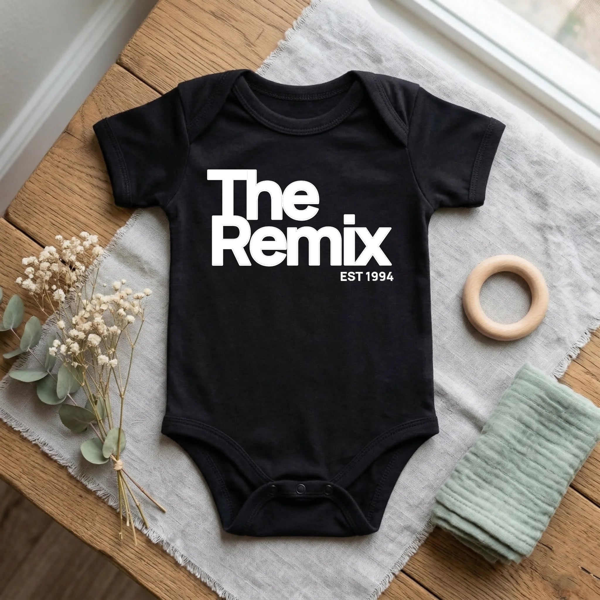 The Original & The Remix - Partnerlook Set: Herren T-Shirt oder Baby - Body (einzeln oder als Set kaufbar) – Personalisiertes Geschenk für Vater & Kind - pure|custom.