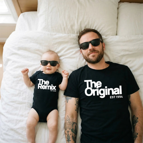 The Original & The Remix - Partnerlook Set: Herren T-Shirt oder Baby - Body (einzeln oder als Set kaufbar) – Personalisiertes Geschenk für Vater & Kind - pure|custom.