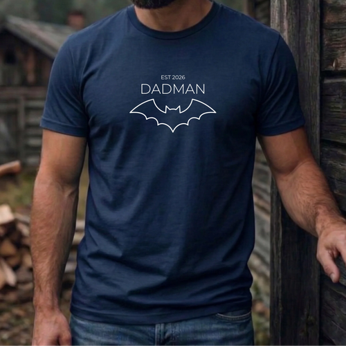 Dadman T-Shirt EST 2026 – Das Must-have für frischgebackene Väter – Personalisiertes Geschenk zur Geburt & Vatertag – Superhelden Look