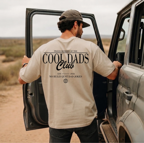 Cool Dads Club T-Shirt – Personalisiertes Geschenk für Väter mit Wunschjahr – „No Rules Just Dad Jokes“