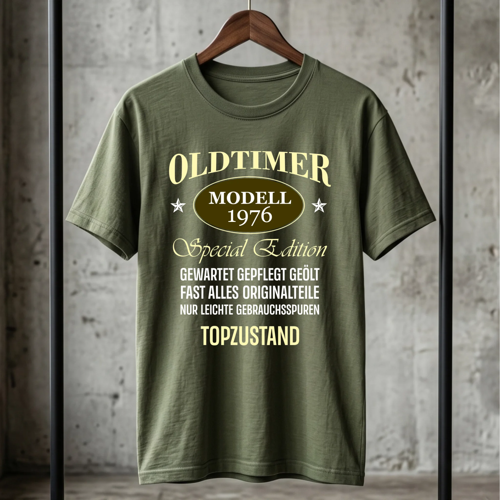 T-Shirt mitilär grün hängend
