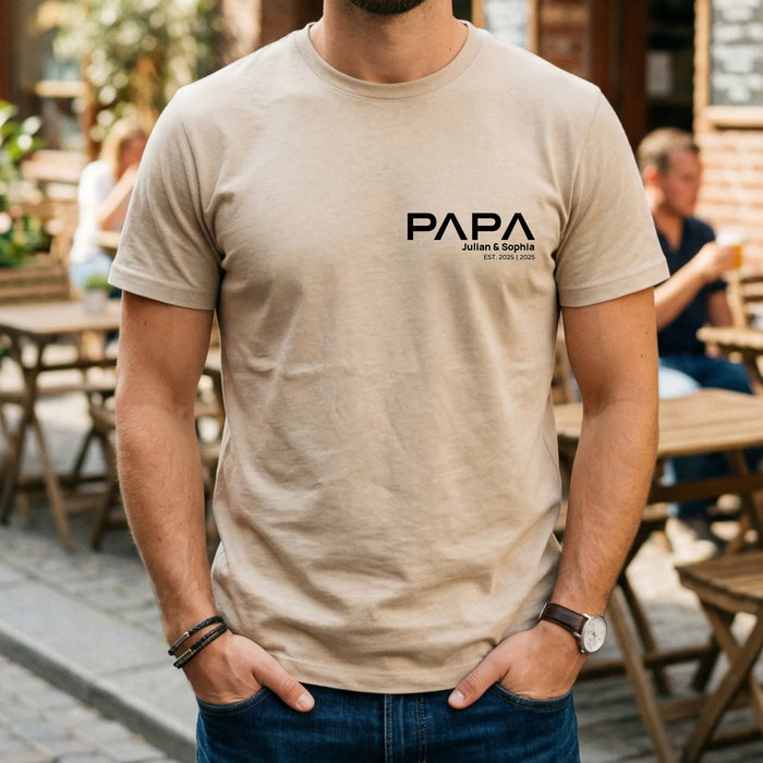 Personalisiertes Papa T-Shirt mit Brustdruck | Kindernamen & Geburtsjahr EST. | Minimalistisches Design