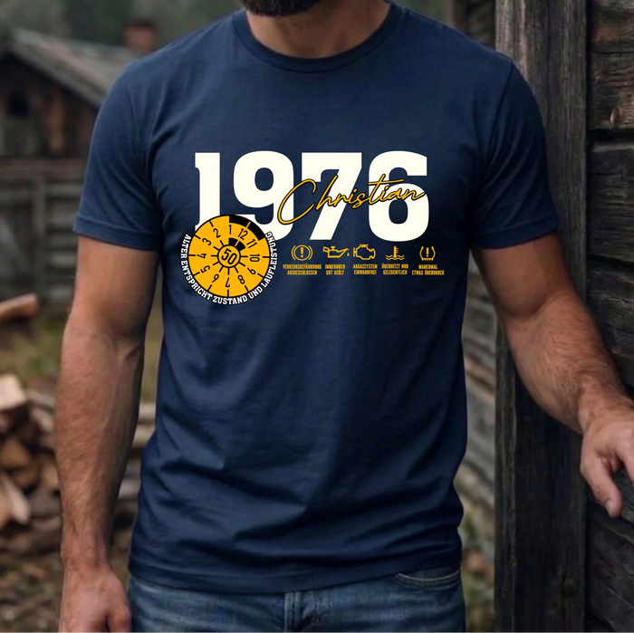 "TÜV Plakette 50. Geburtstag" Personalisiertes T-Shirt mit Name & Baujahr 1976 – Lustiges Geschenk für Männer zum 50er