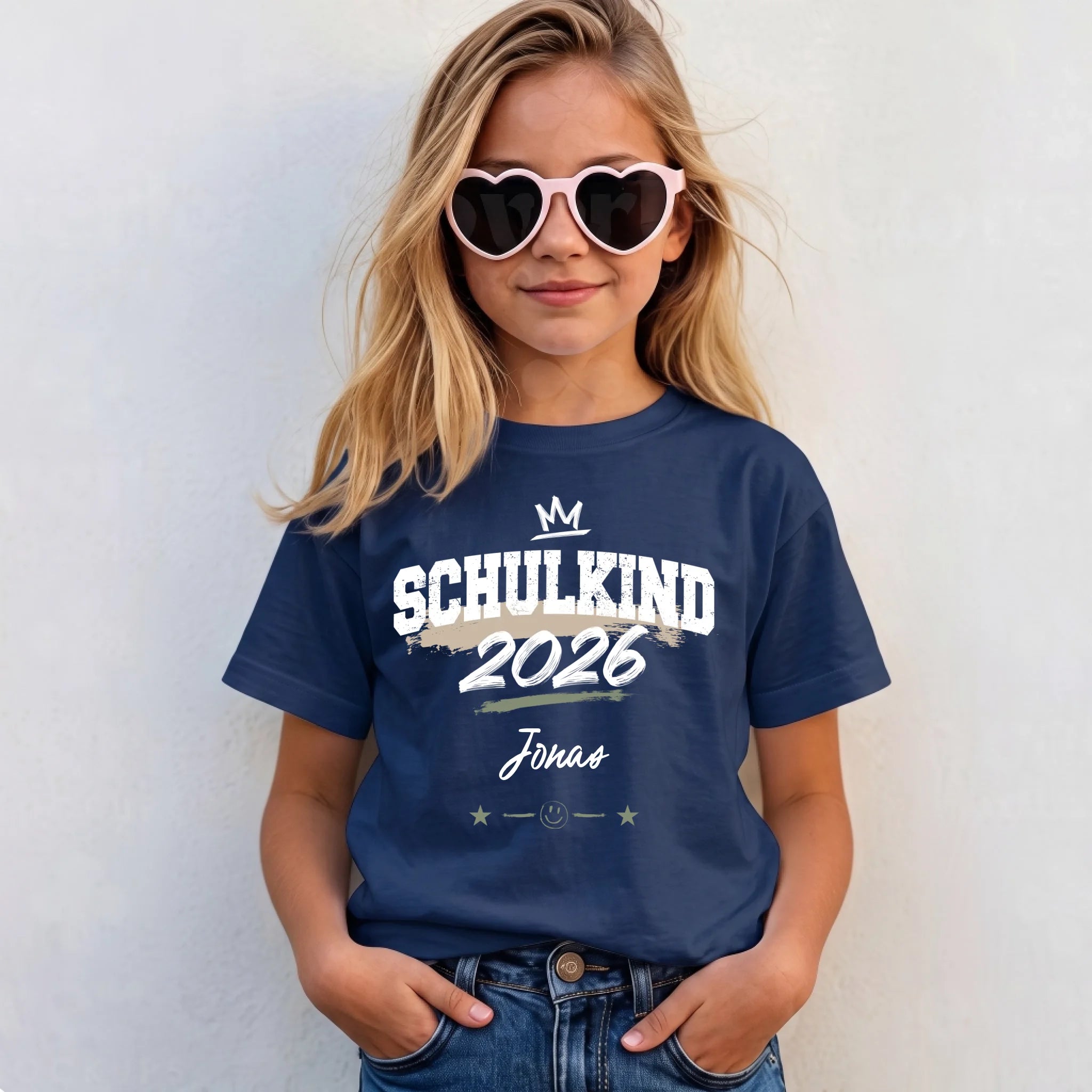 Kinder Shirt Mockup Lifestyle mädchen Navy
