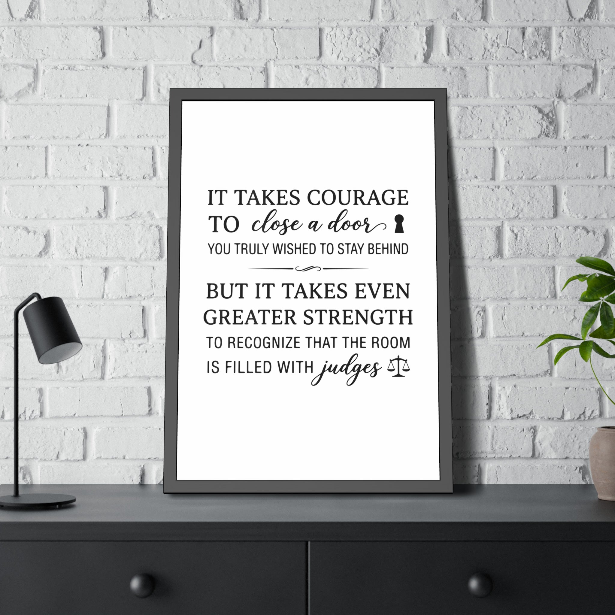 Póster de tipografía prémium «Courage & Strength» en un sencillo marco de madera negra