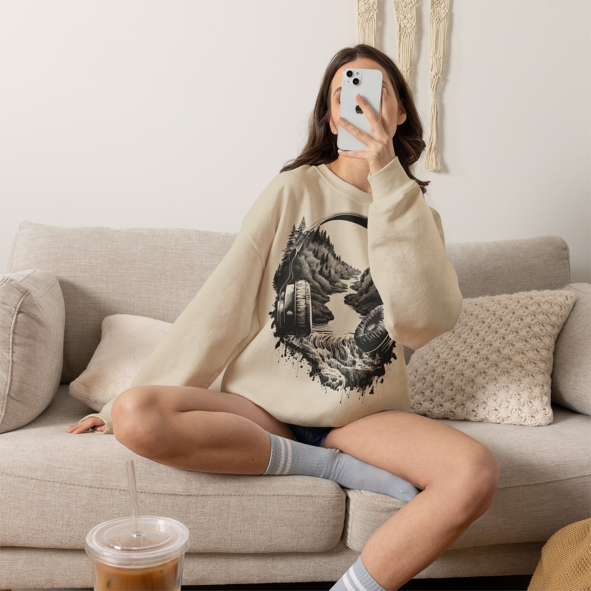 "Sound of Nature" Damen Sweatshirt – Ästhetischer Kopfhörer Pullover mit Wald & Wasserfall Motiv – Musikliebhaber Indie Geschenk Sand / Beige
