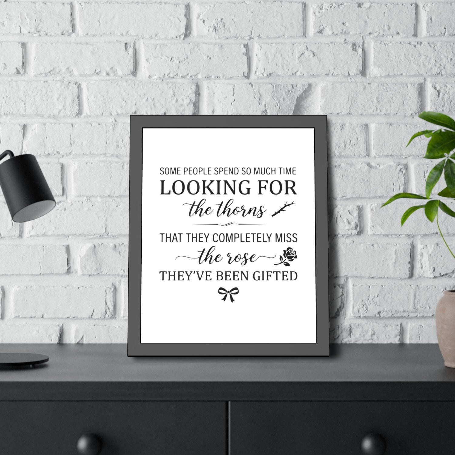 Bild mit Spruch "The Rose" fertig gerahmt | Minimalistischer Kunstdruck Schwarz Weiß | Wanddekoration Wohnzimmer & Büro