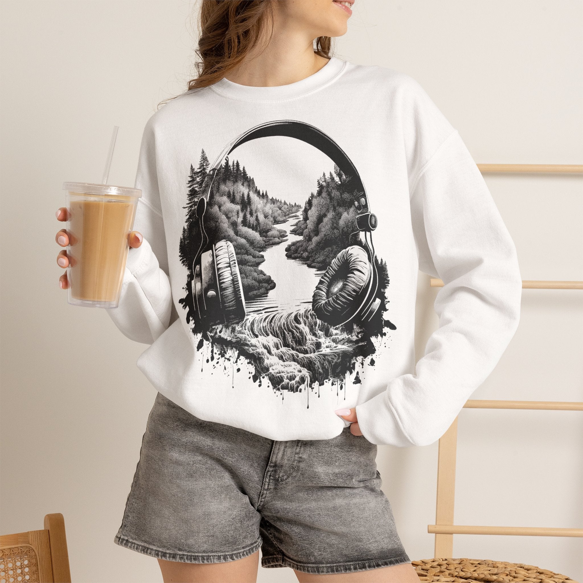 "Sound of Nature" Damen Sweatshirt – Ästhetischer Kopfhörer Pullover mit Wald & Wasserfall Motiv – Musikliebhaber Indie Geschenk Sand / Beige