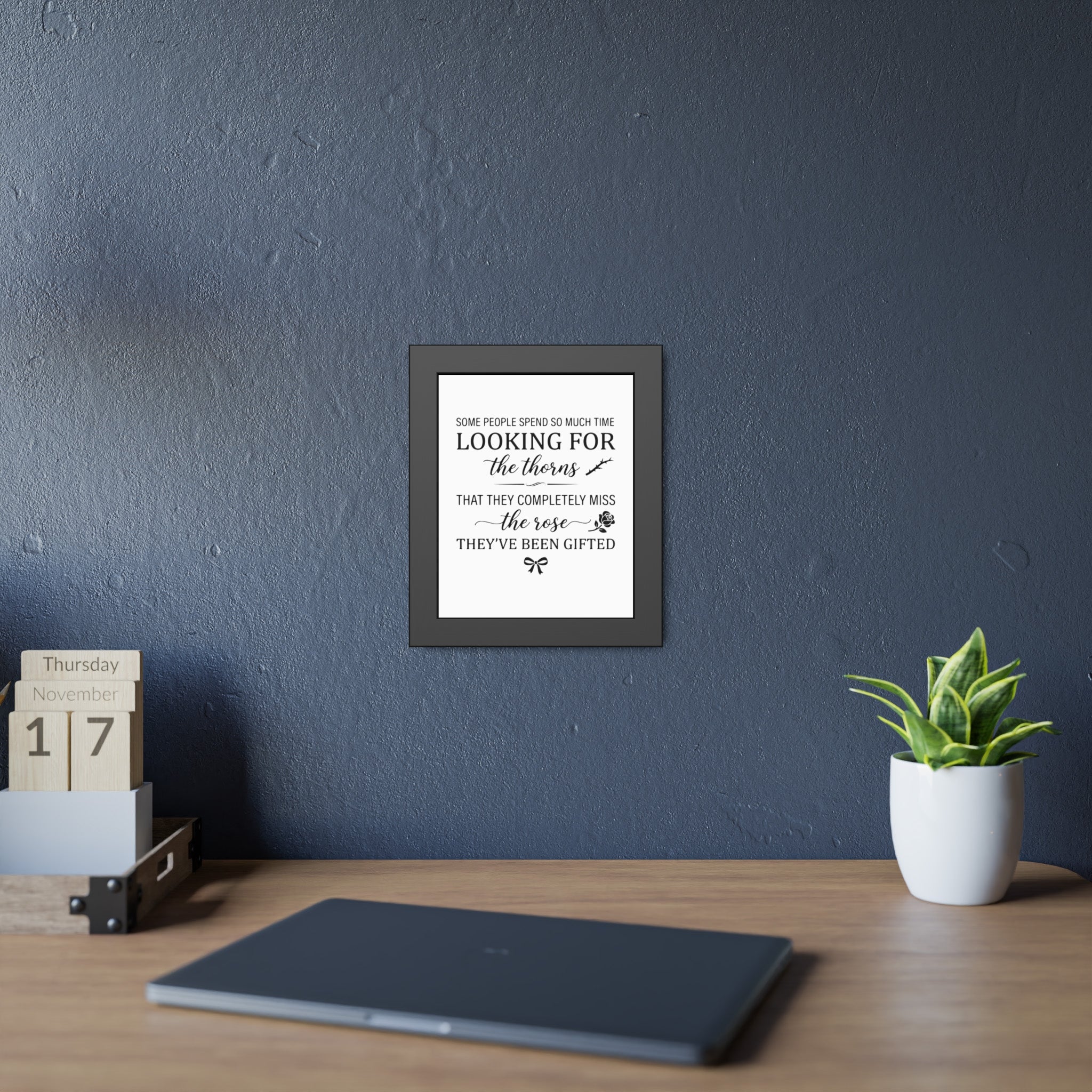 Bild mit Spruch "The Rose" fertig gerahmt | Minimalistischer Kunstdruck Schwarz Weiß | Wanddekoration Wohnzimmer & Büro