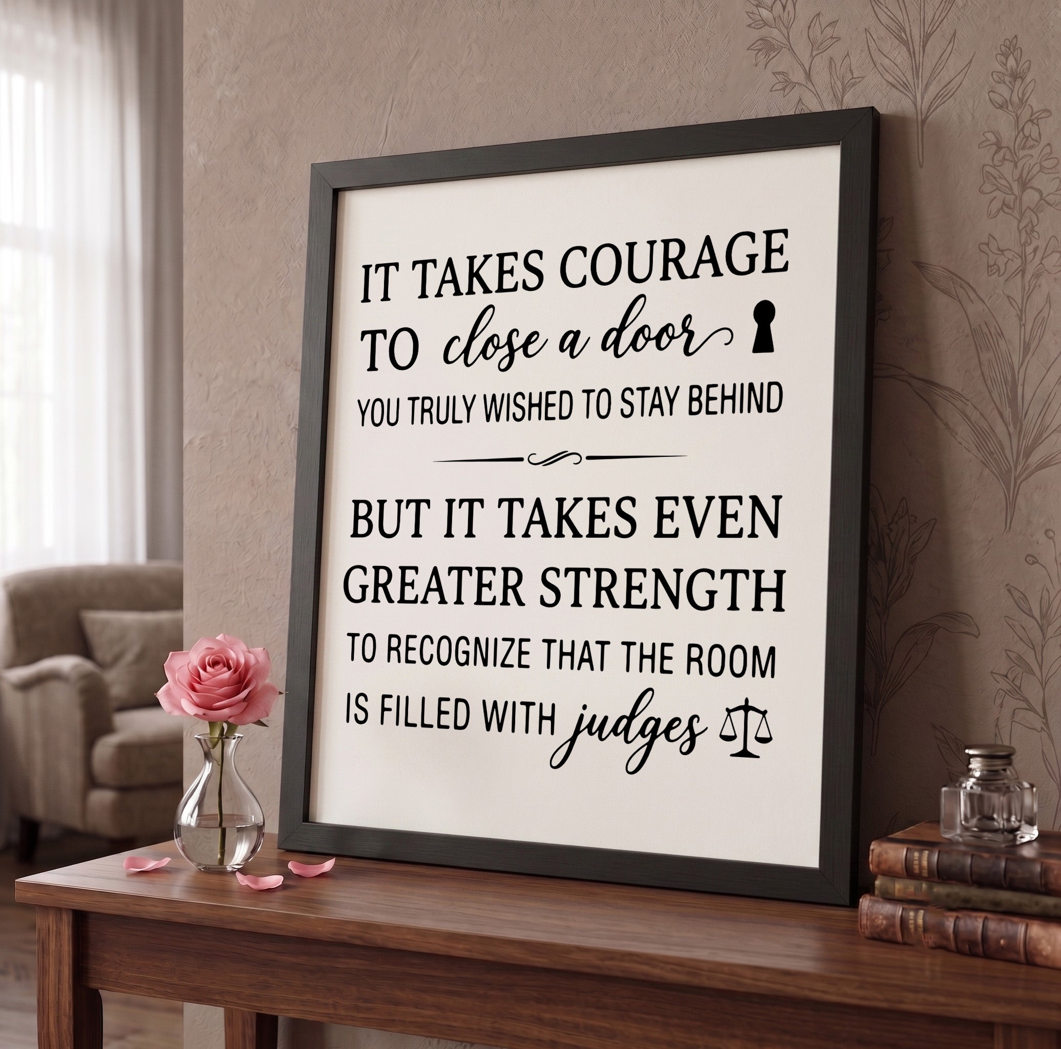 Premium Typografie-Poster „Courage & Strength“ im schlichten schwarzen Holzrahmen
