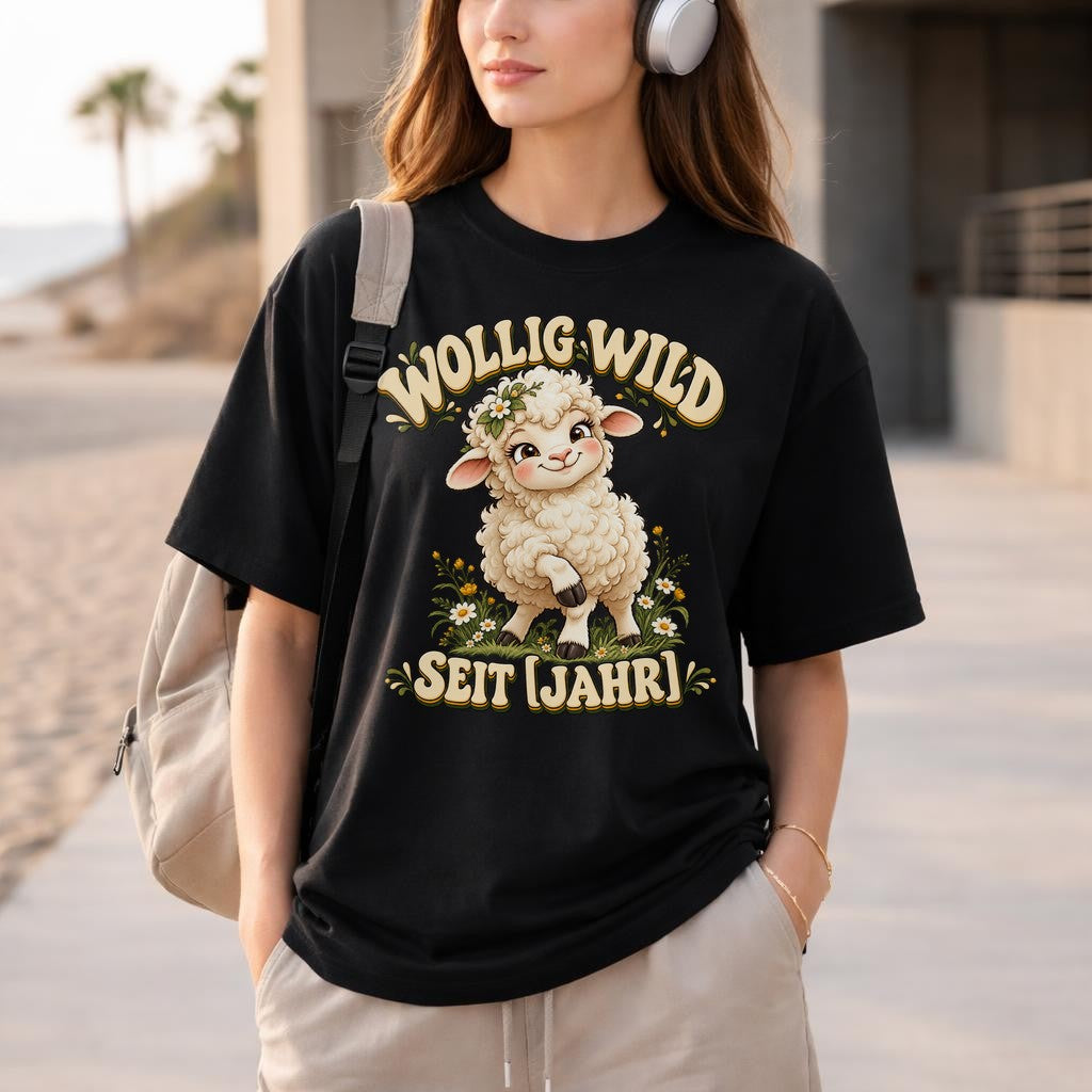 Wollig Wild personalisiert mit Wunschjahr T-Shirt, lustiges Schaf Geburtstag Shirt, individuelles Geschenk Damen Oversized