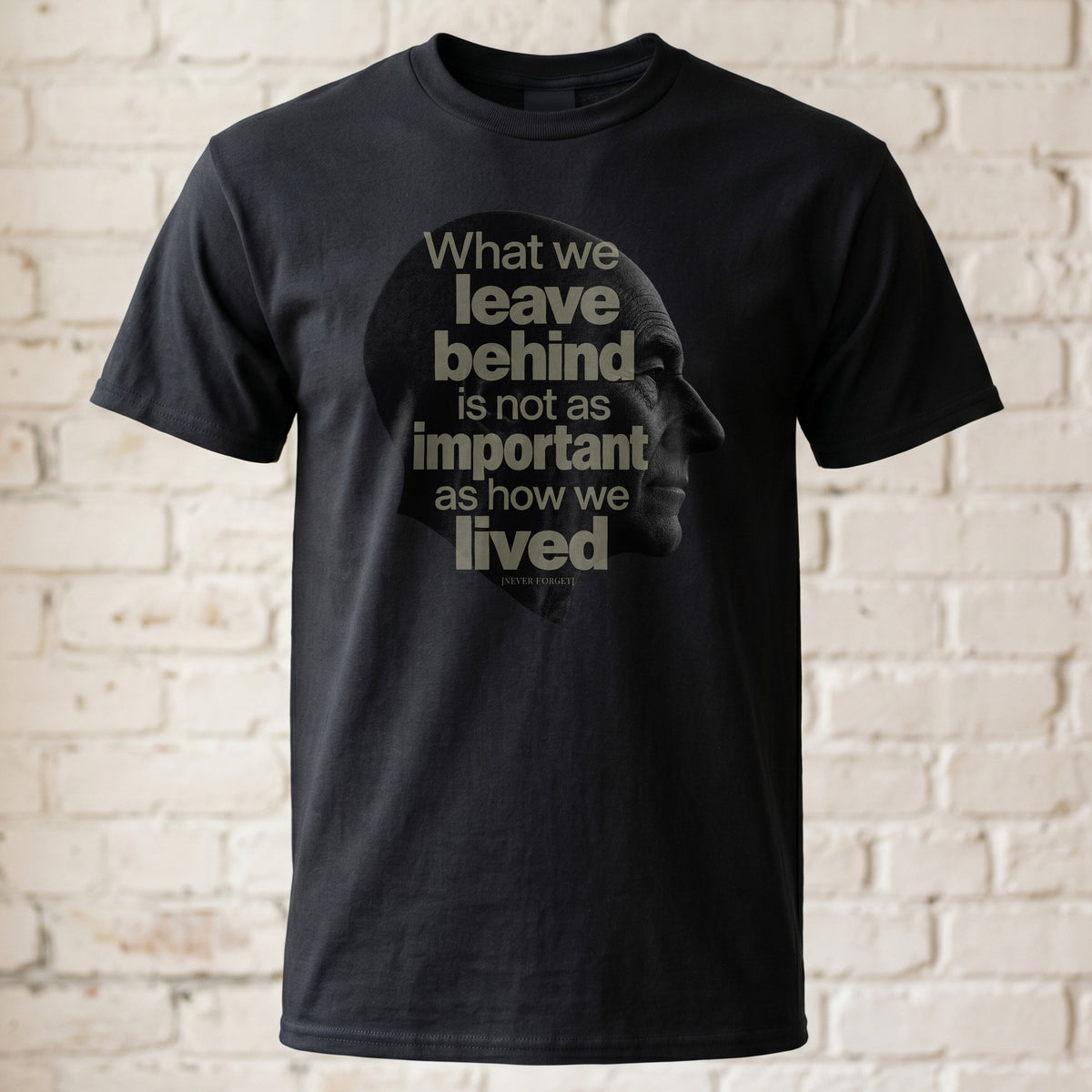 Philosophisches Portrait T-Shirt mit Zitat Print in Schwarz – modernes Unisex Statement Shirt