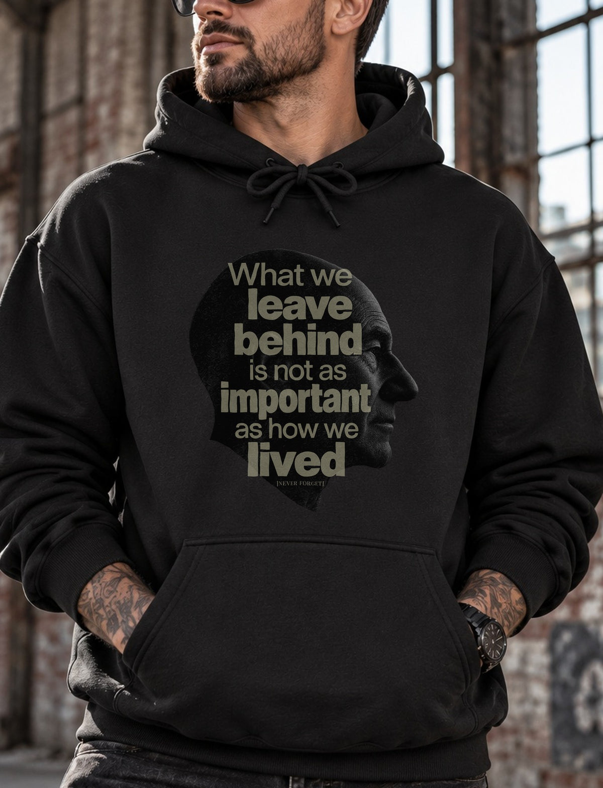Urban Hoodie mit What We Leave Behind Print – Schwarzer Unisex Pullover mit tiefsinnigem Statement
