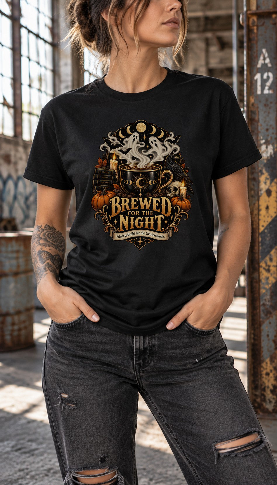 Brewed for the Night Halloween T-Shirt Damen Gothic Kaffee Shirt Witchy Herbst Raven Pumpkin Tee