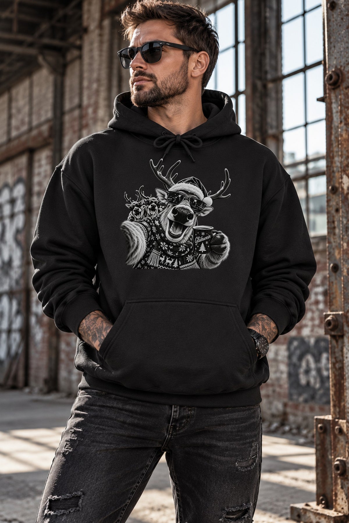 Glühwein Rentier Hoodie mit Santa-Mütze und Sonnenbrille – lustiges Weihnachtsmotiv im Selfie-Look