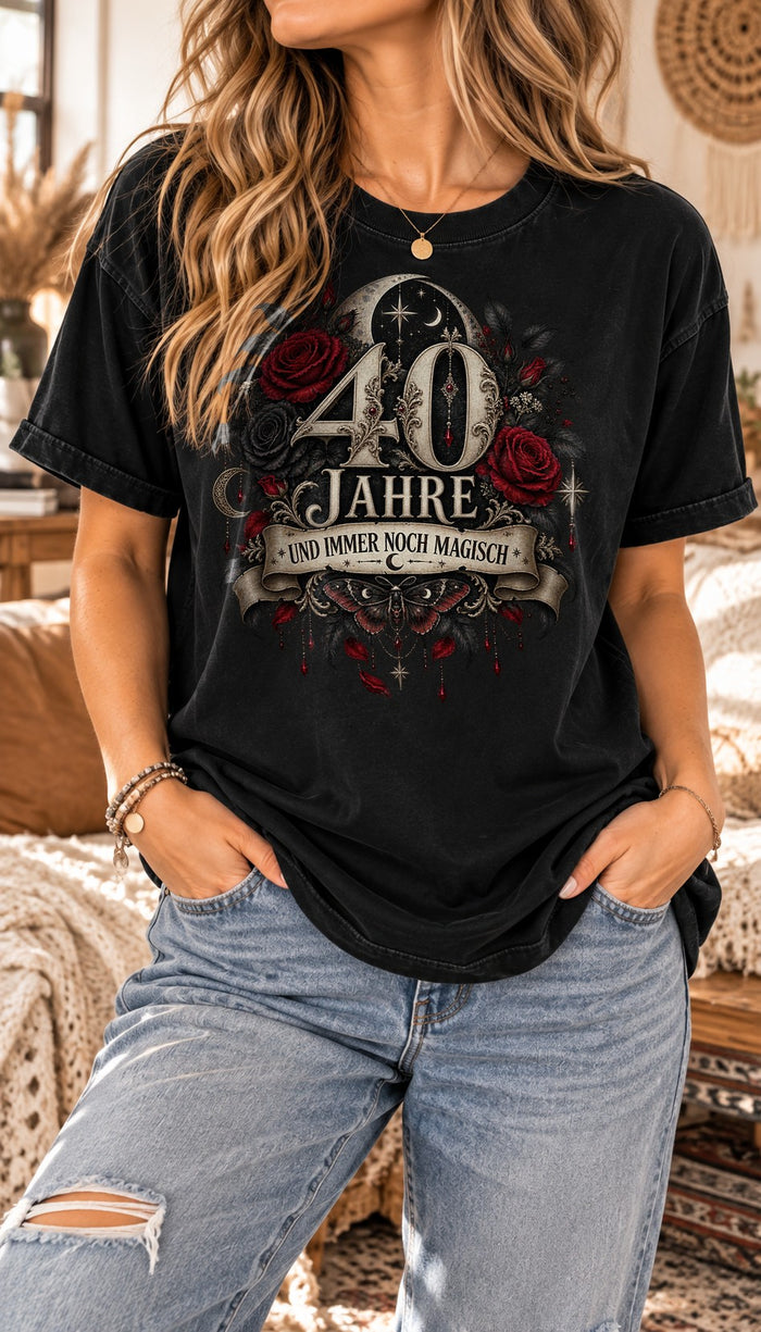 Personalisiertes Geburtstag T-Shirt Damen, Alter frei wählbar, und immer noch magisch, Gothic Boho Shirt Geschenk