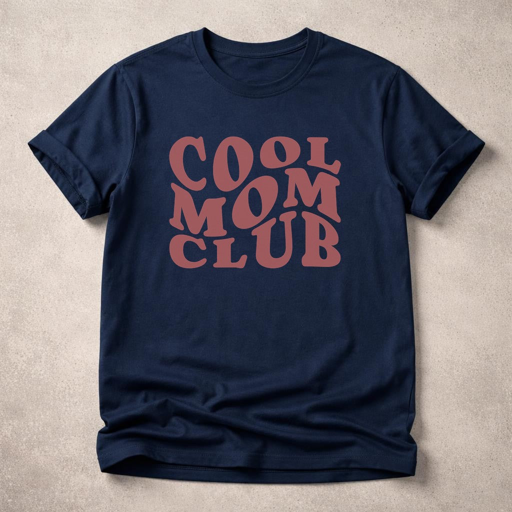 Cool Mom Club T-Shirt in Schwarz – Minimalistisches Statement Shirt für Mamas