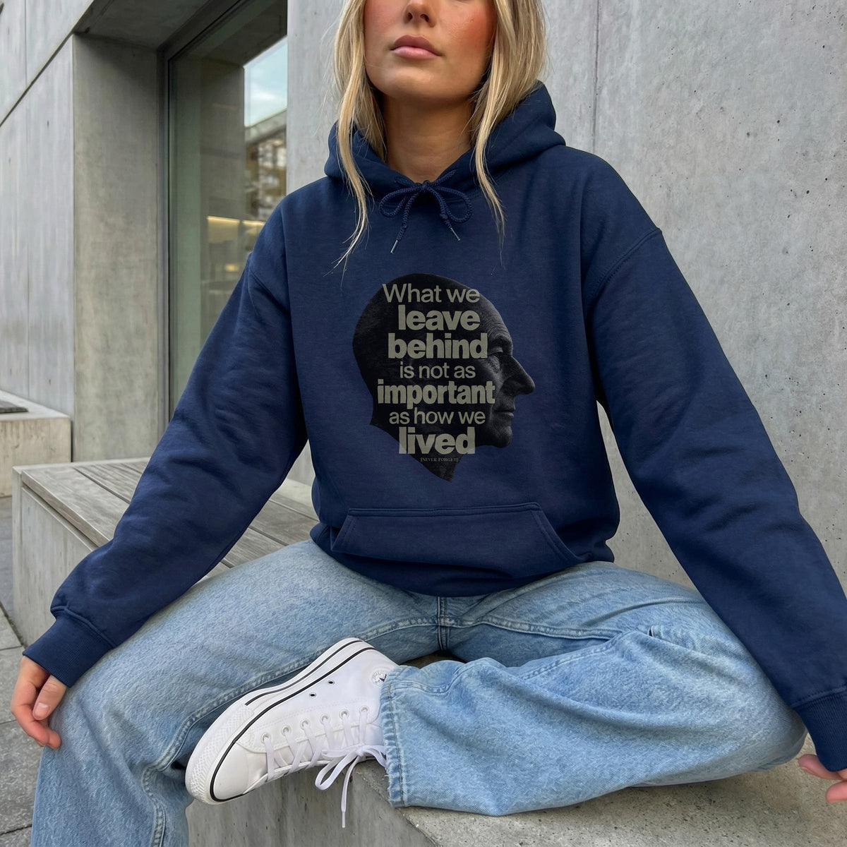 Urban Hoodie mit What We Leave Behind Print – Schwarzer Unisex Pullover mit tiefsinnigem Statement
