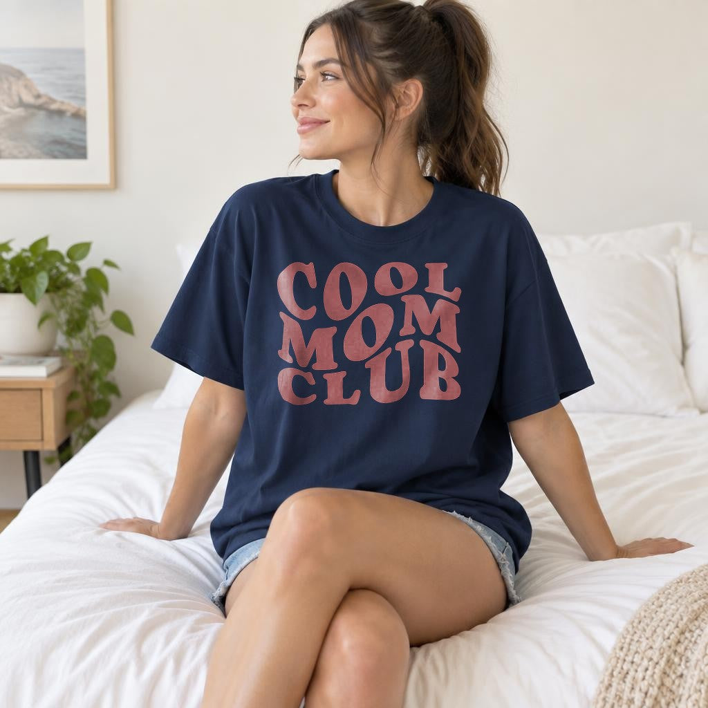 Cool Mom Club T-Shirt in Schwarz – Minimalistisches Statement Shirt für Mamas