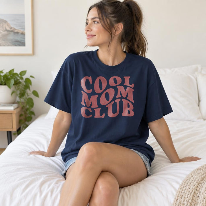 Cool Mom Club T-Shirt in Schwarz – Minimalistisches Statement Shirt für Mamas