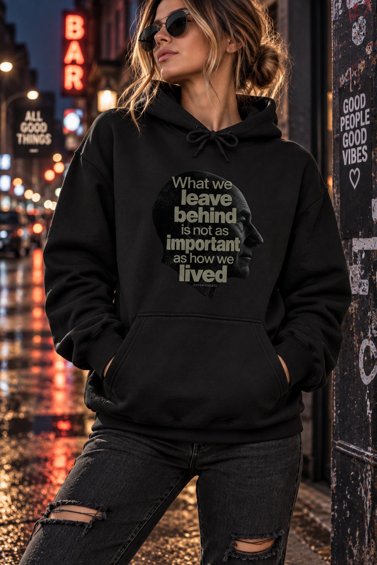 Urban Hoodie mit What We Leave Behind Print – Schwarzer Unisex Pullover mit tiefsinnigem Statement