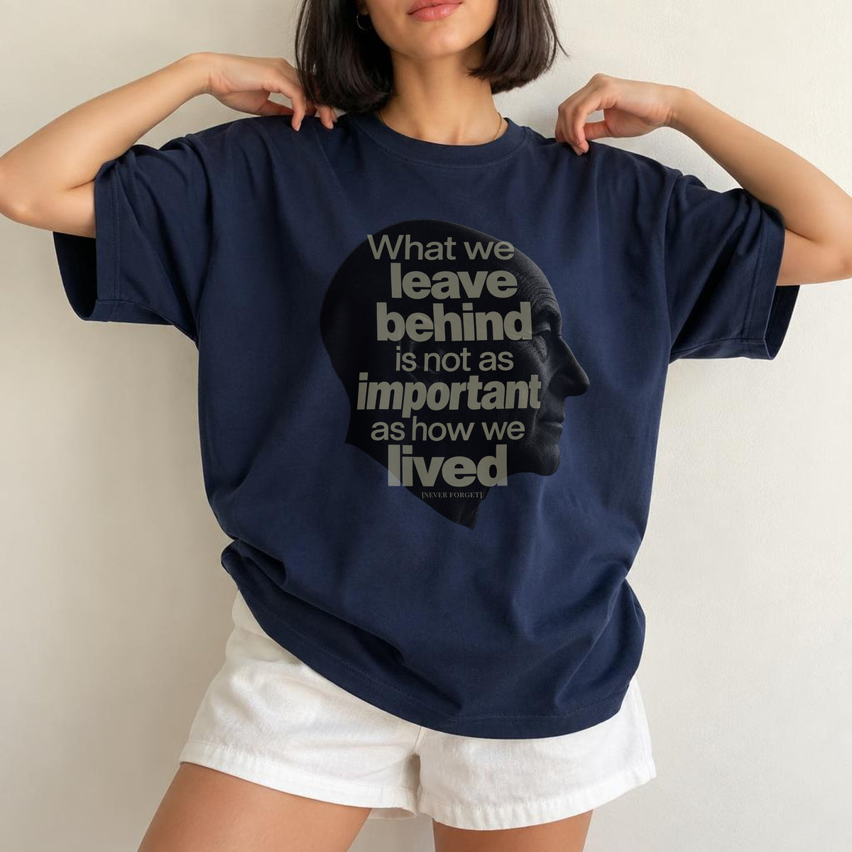 Philosophisches Portrait T-Shirt mit Zitat Print in Schwarz – modernes Unisex Statement Shirt