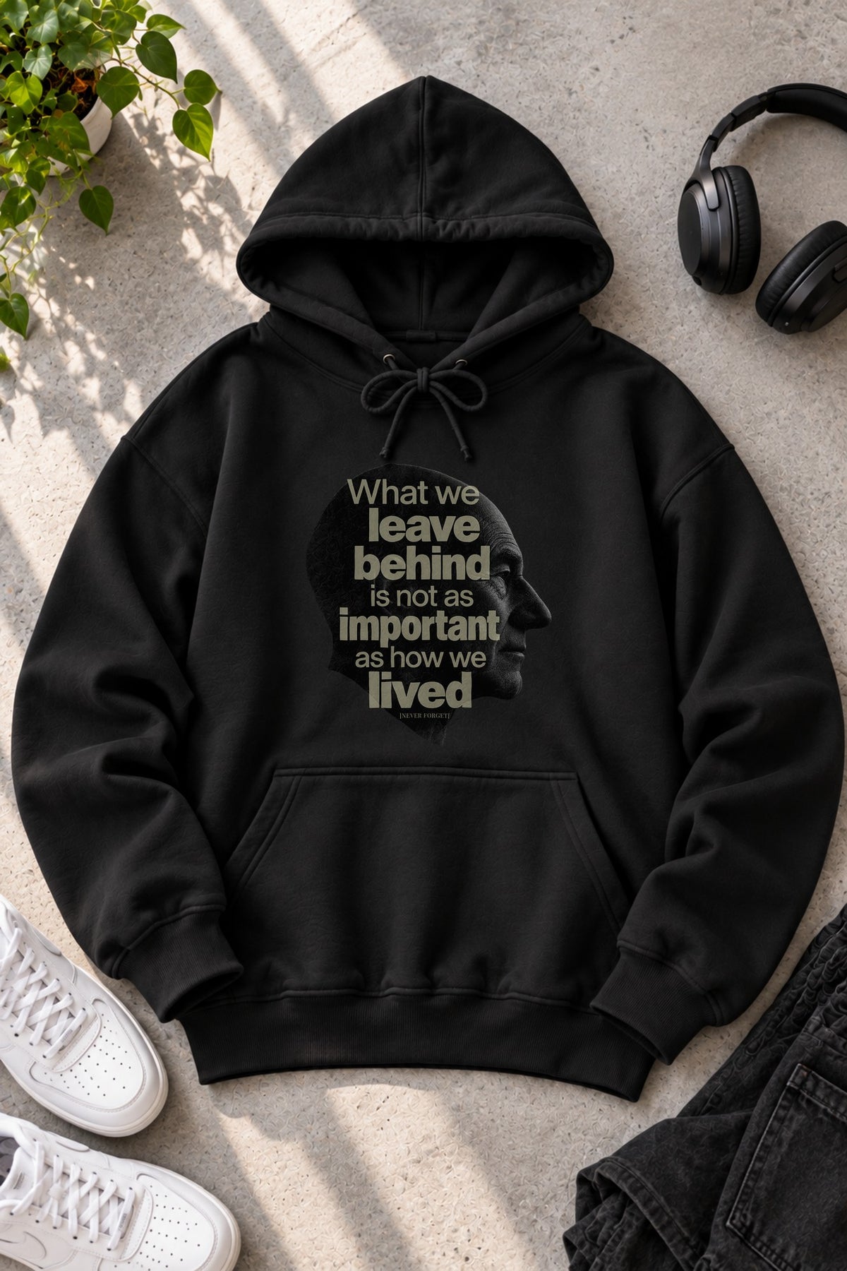 Urban Hoodie mit What We Leave Behind Print – Schwarzer Unisex Pullover mit tiefsinnigem Statement