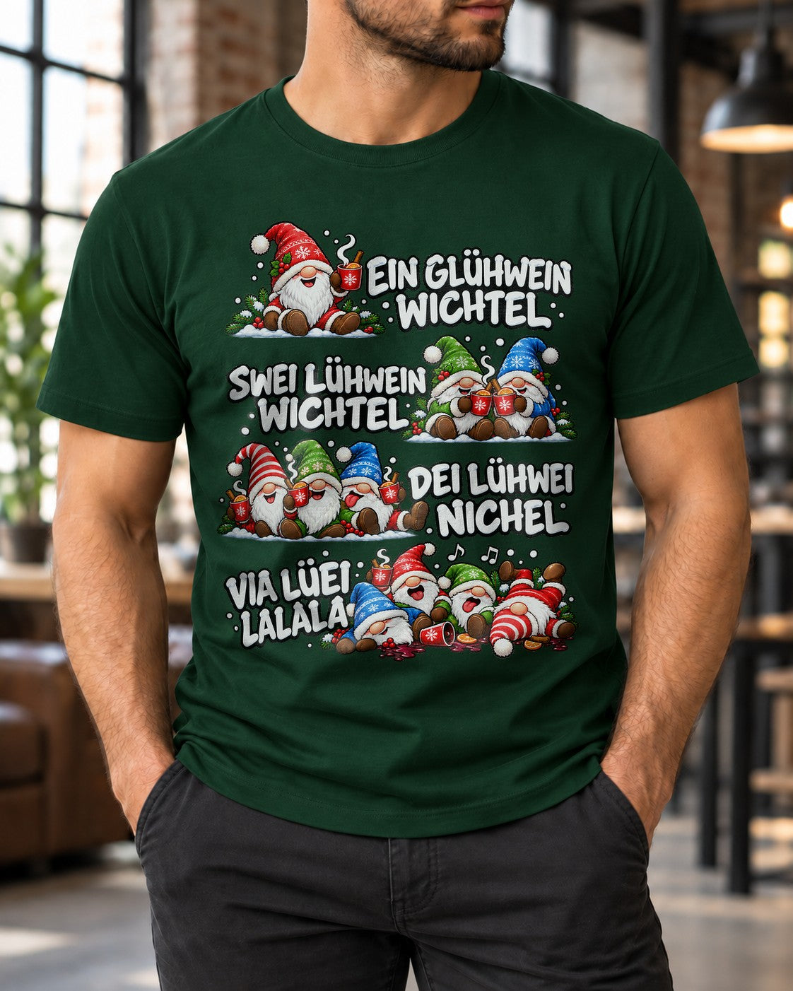 Ein Glühwein Wichtel Damen T-Shirt mit lustigem Weihnachtsmarkt Spruch und süßem Wichtel Motiv
