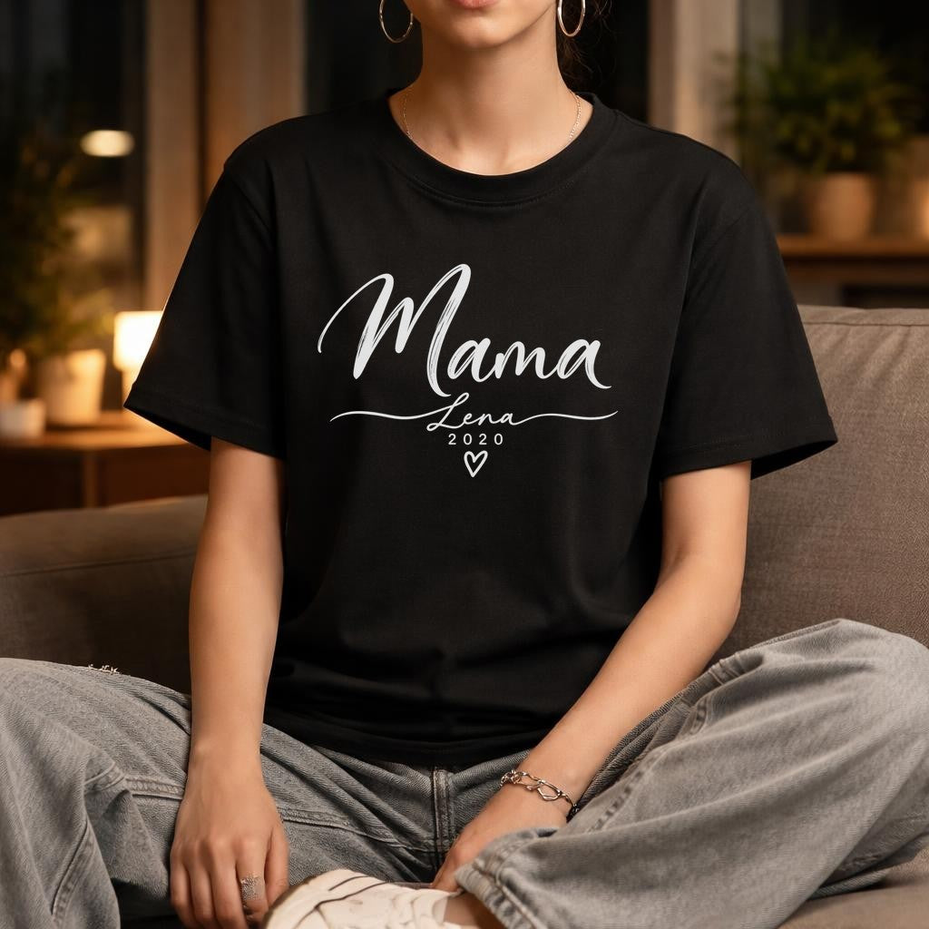 Personalisiert Mama T-Shirt mit Name & Wunschjahr, Geschenk für Mutter, individuelles Damen Shirt mit Herz