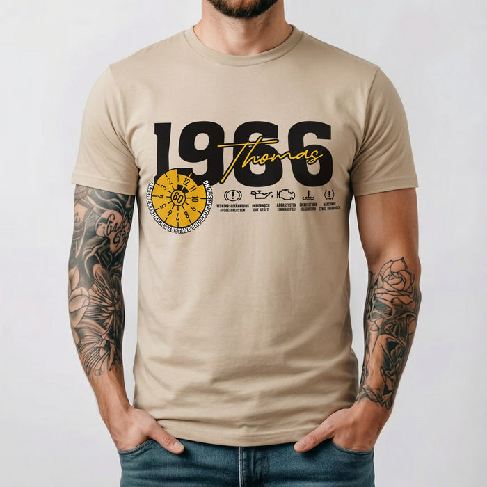 "TÜV Plakette 60. Aniversario" Camiseta personalizada con nombre y año de fabricación 1966 – Divertido regalo de coche clásico para hombres en su 60º cumpleaños – Blanco / Crema