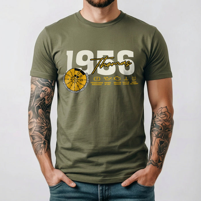 "Distintivo ITV 70 Cumpleaños" Camiseta personalizada con nombre y año de nacimiento 1956 – Divertido regalo de coche clásico para hombres y abuelos para su 70 cumpleaños – Negro