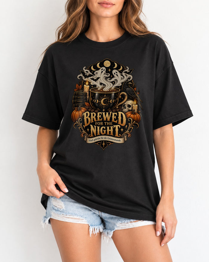 Brewed for the Night Halloween T-Shirt Damen Gothic Kaffee Shirt Witchy Herbst Raven Pumpkin Tee