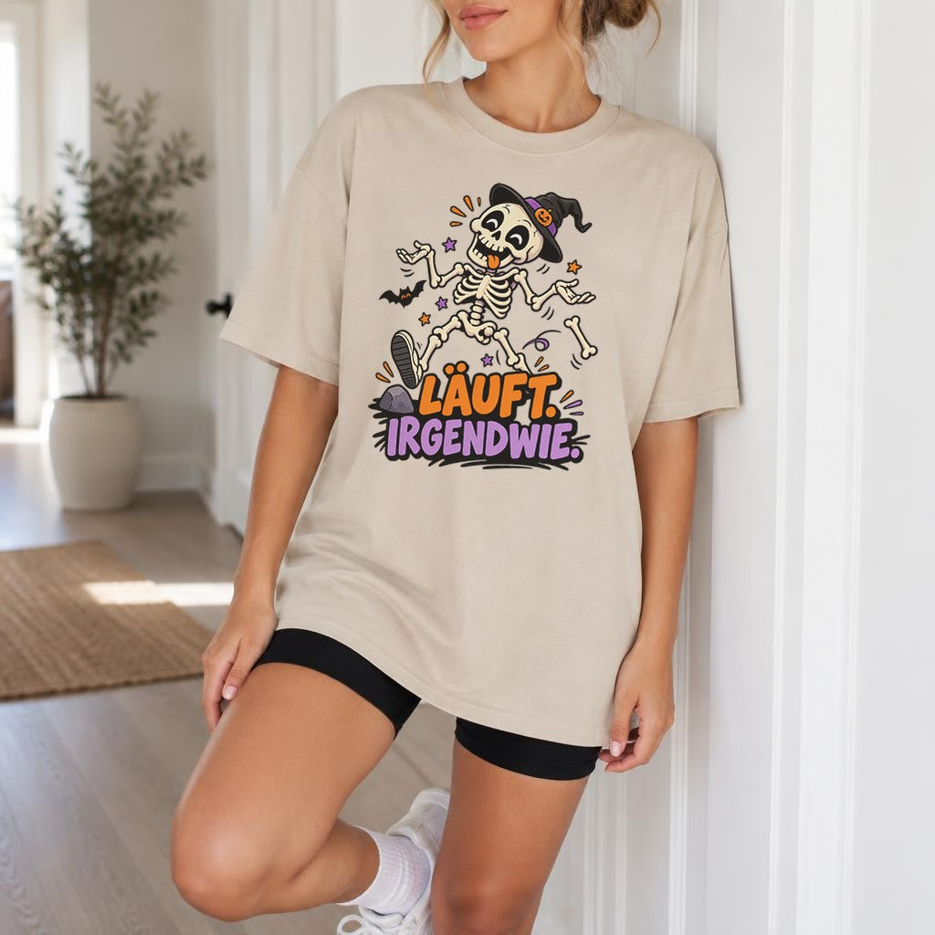 Halloween Skelett T-Shirt Damen Lustig Läuft Irgendwie Spruchshirt Hexenhut Herbst Oversized Gothic Funshirt