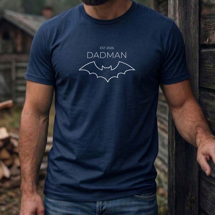 Camiseta Dadman EST 2026 – El imprescindible para los papás primerizos – Regalo personalizado para el nacimiento y el Día del Padre – Estilo de superhéroe