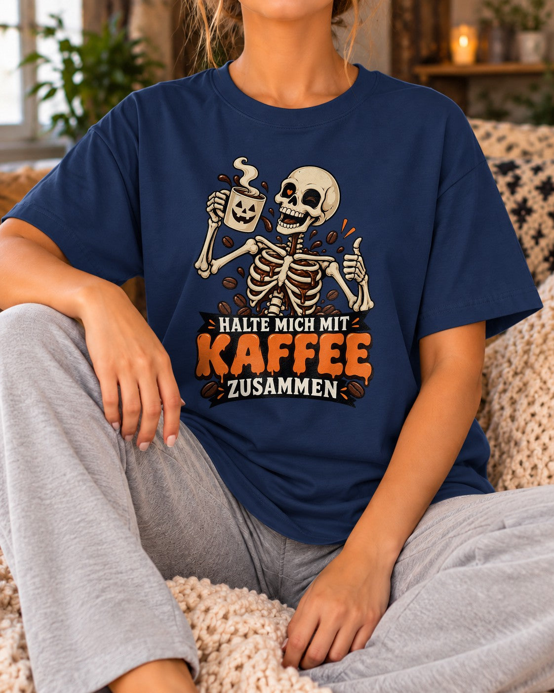 Halte Mich Mit Kaffee Zusammen T-Shirt Damen, Skelett Kaffee Shirt, Lustiges Halloween Funshirt, Oversized Gothic Tee