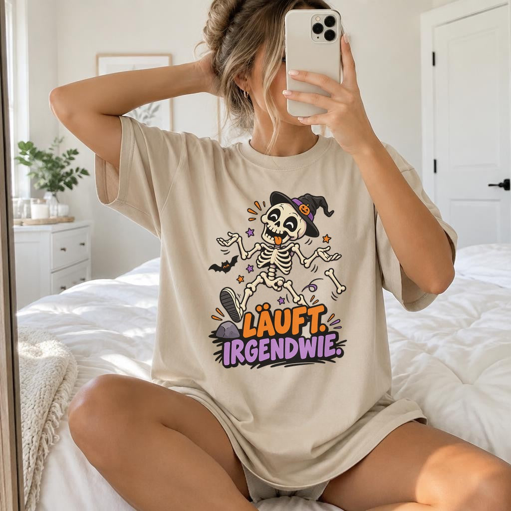 Halloween Skelett T-Shirt Damen Lustig Läuft Irgendwie Spruchshirt Hexenhut Herbst Oversized Gothic Funshirt
