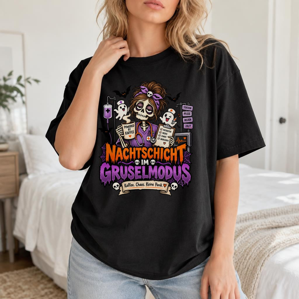 Nachtschicht im Gruselmodus T-Shirt Pflege Halloween Krankenschwester Shirt lustig Nachtdienst Kaffee Chaos