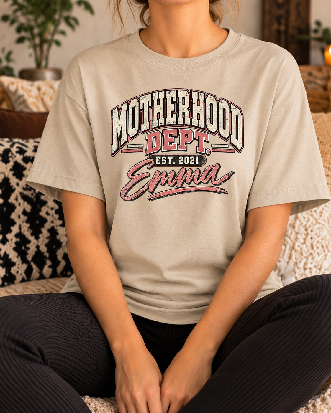 Personalisiert Motherhood Dept T-Shirt mit Namen & Wunschjahr, Mama Shirt Geschenk zur Geburt, Muttertag, Mom Tee Vintage